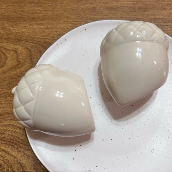 Vintage Acorn Cream Ceramic Minimalist salt and Pepper set - Picture 5 of 7